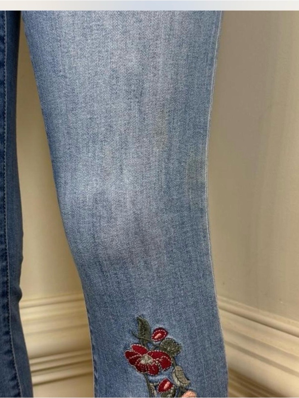 Guess Light Blue Cropped Embroidered Floral Jeans - Picture 6 of 8